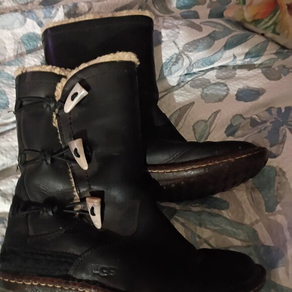 Ugg weather proof size 6 ugg boots - Picture 3 of 4